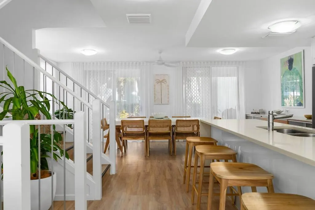 Villa Two Coolum, Opposite Beach, 4 Pools 쿨룸비치 0*,  오스트레일리아