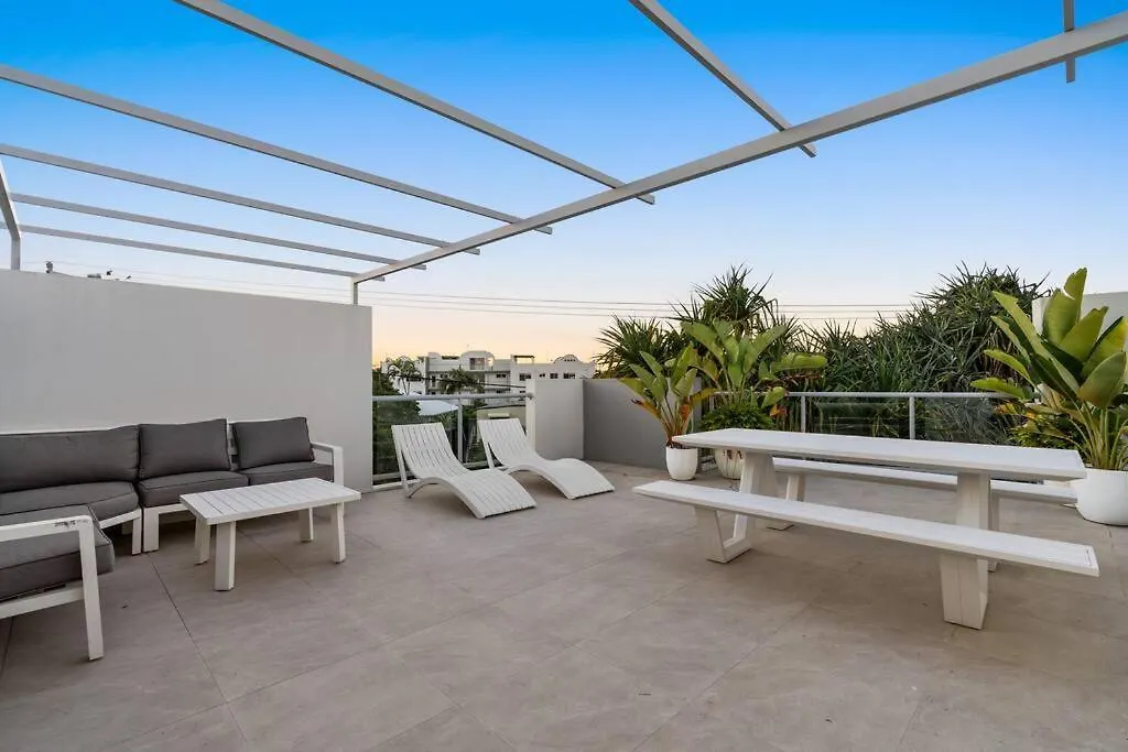 Villa Two Coolum, Opposite Beach, 4 Pools 쿨룸비치 아파트